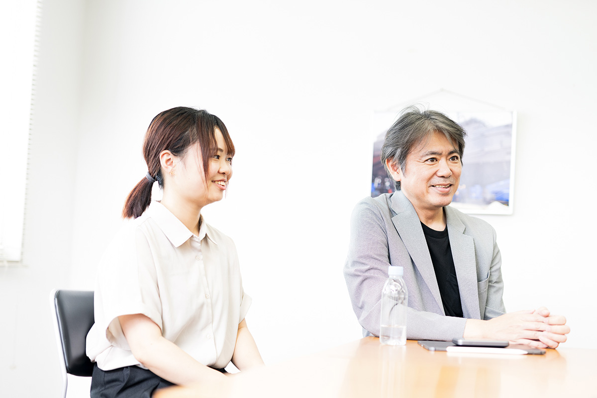 （左から）丹青ヒューマネット　営業部　岡本紗奈、営業部　児玉芳久