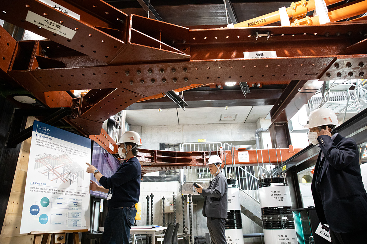 実寸大の「切梁」「火打梁」が交差する地下空間