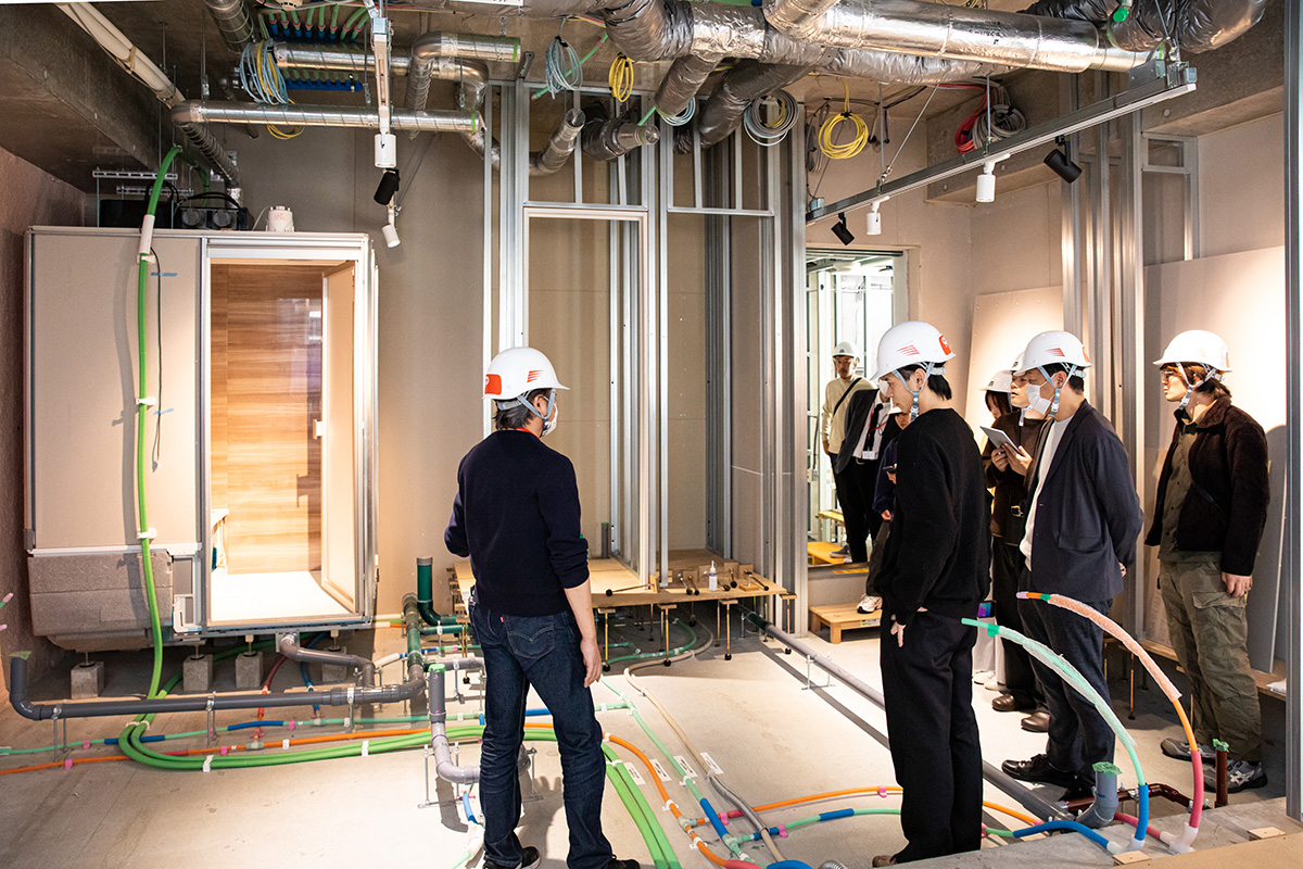 床の高さについて説明している様子