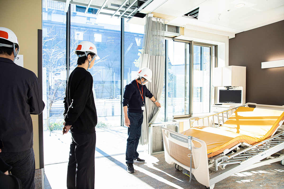 病室での施工のルールについて説明している様子