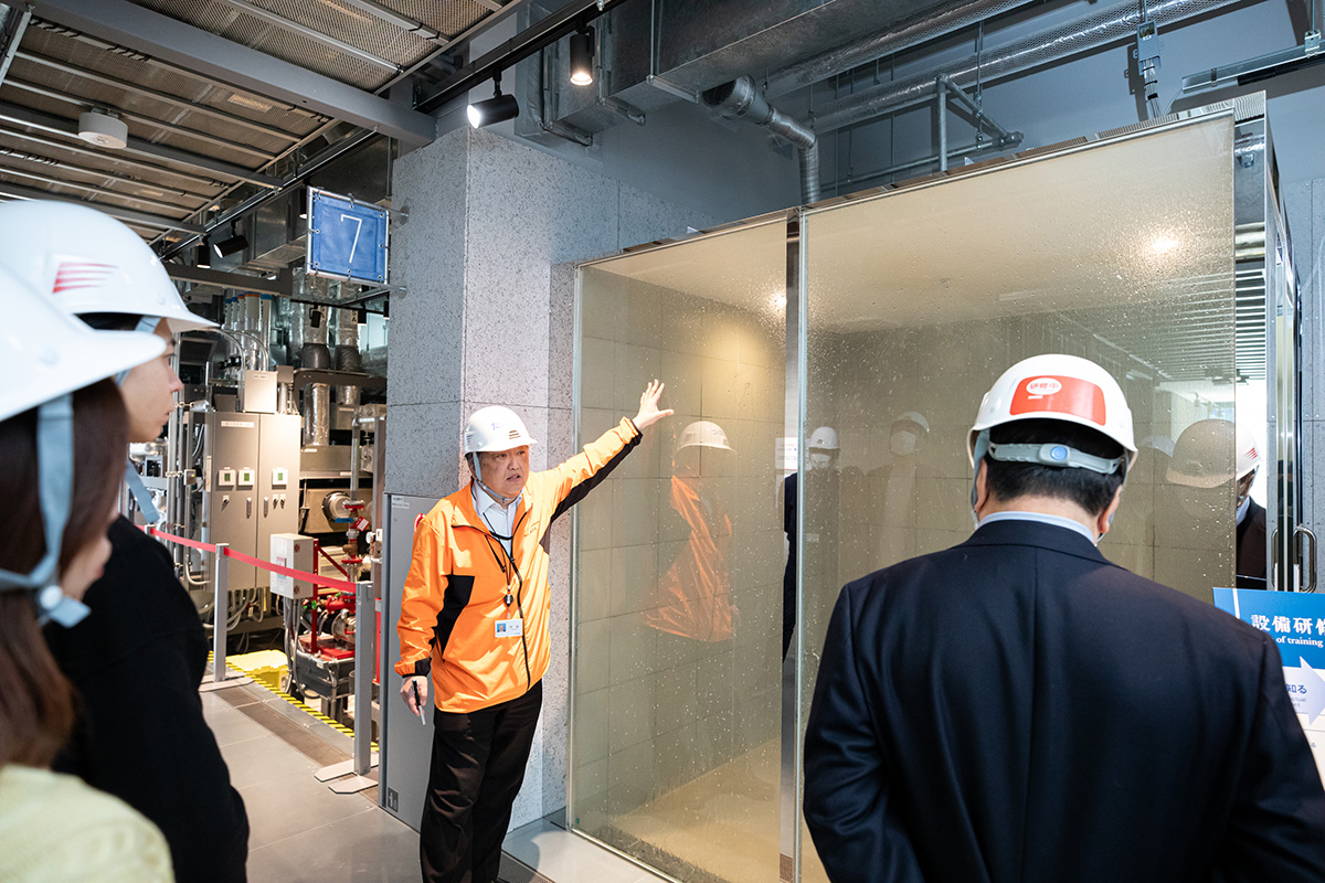 スプリンクラーが噴射する様子のデモンストレーションの様子