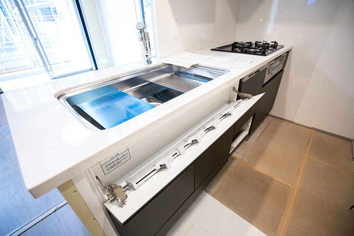 キッチンシンクの側面に設置された収納